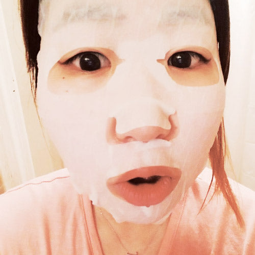 ade5-kiwi-sheet-mask-wearing-