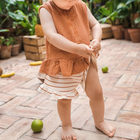 niña con ropa de verano en un patio