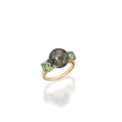 Ring in 18k gold with a Tahitian pearl and green garnets, from Assael