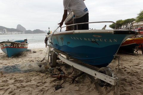 Dois barcos no Posto 6 com o Pão de Açucar ao fundo