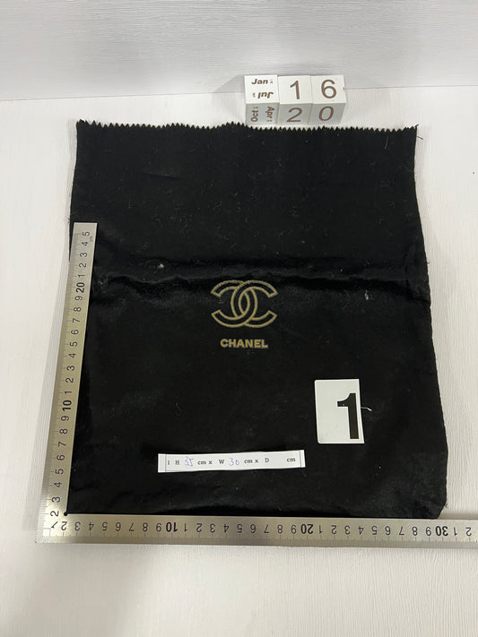 Does Chanel no longer give you a dust bag with purchase? : r/chanel