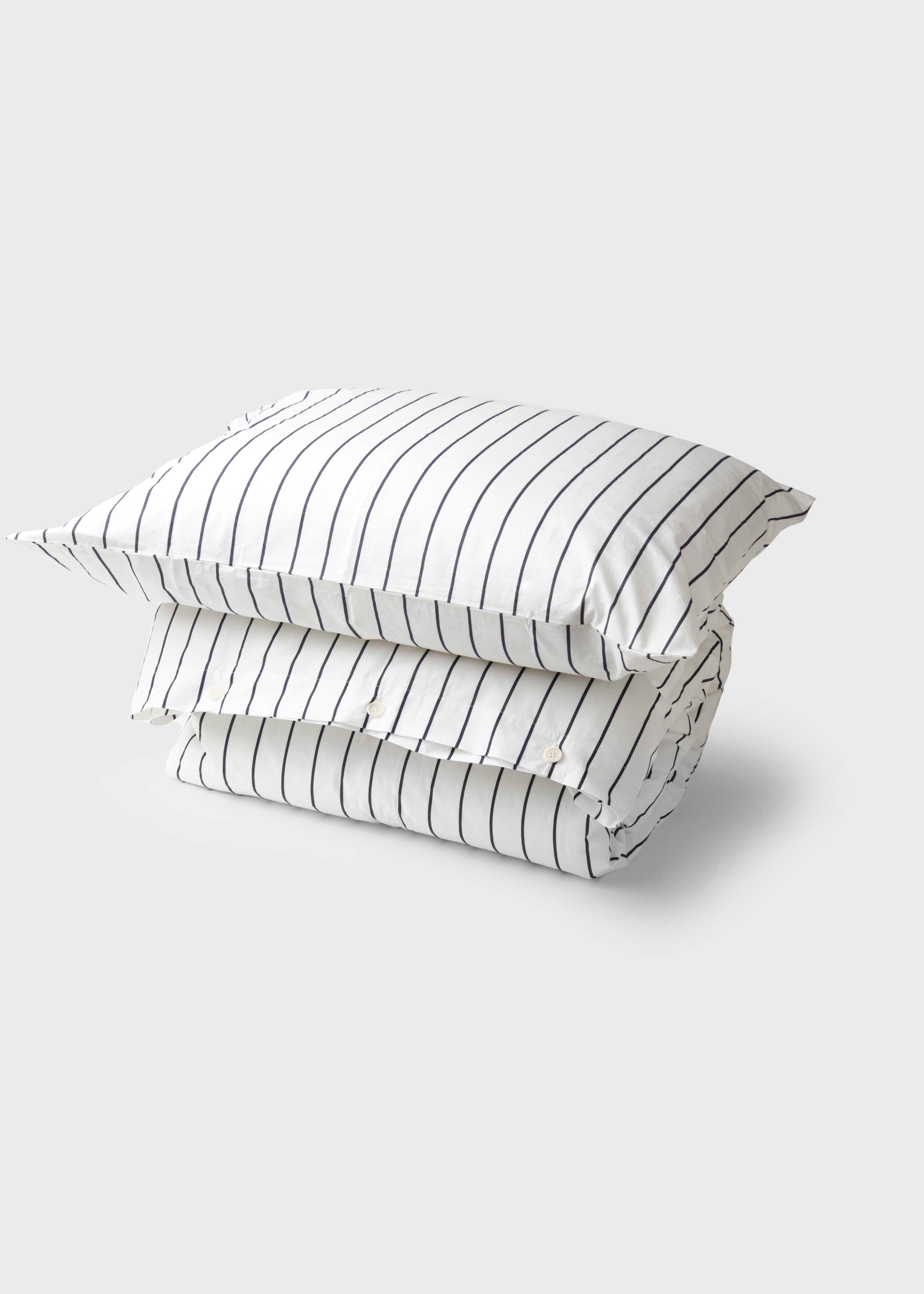 Billede af Klitmøller Collective - Bed set - Striped - 140 x 200 + 60 x 70 - White/navy - 140 x 200 + 60 x 70