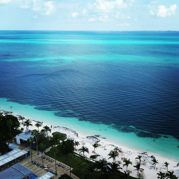 Turquoise blue waters off the coast in Cancun.