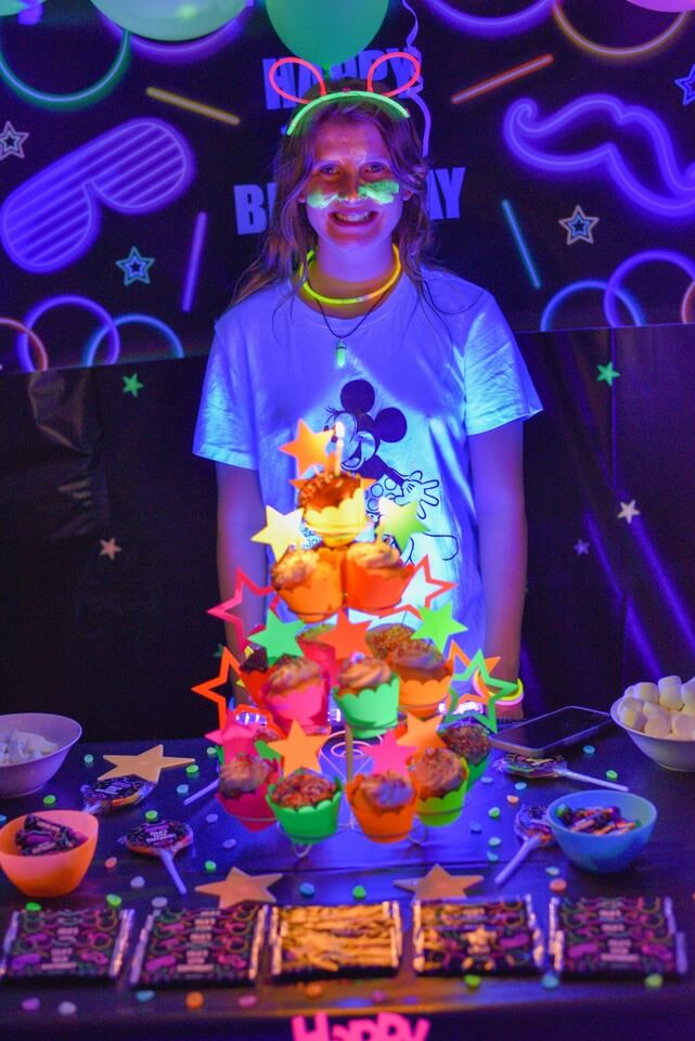 Glow party cake - Decorated Cake by Marie - CakesDecor