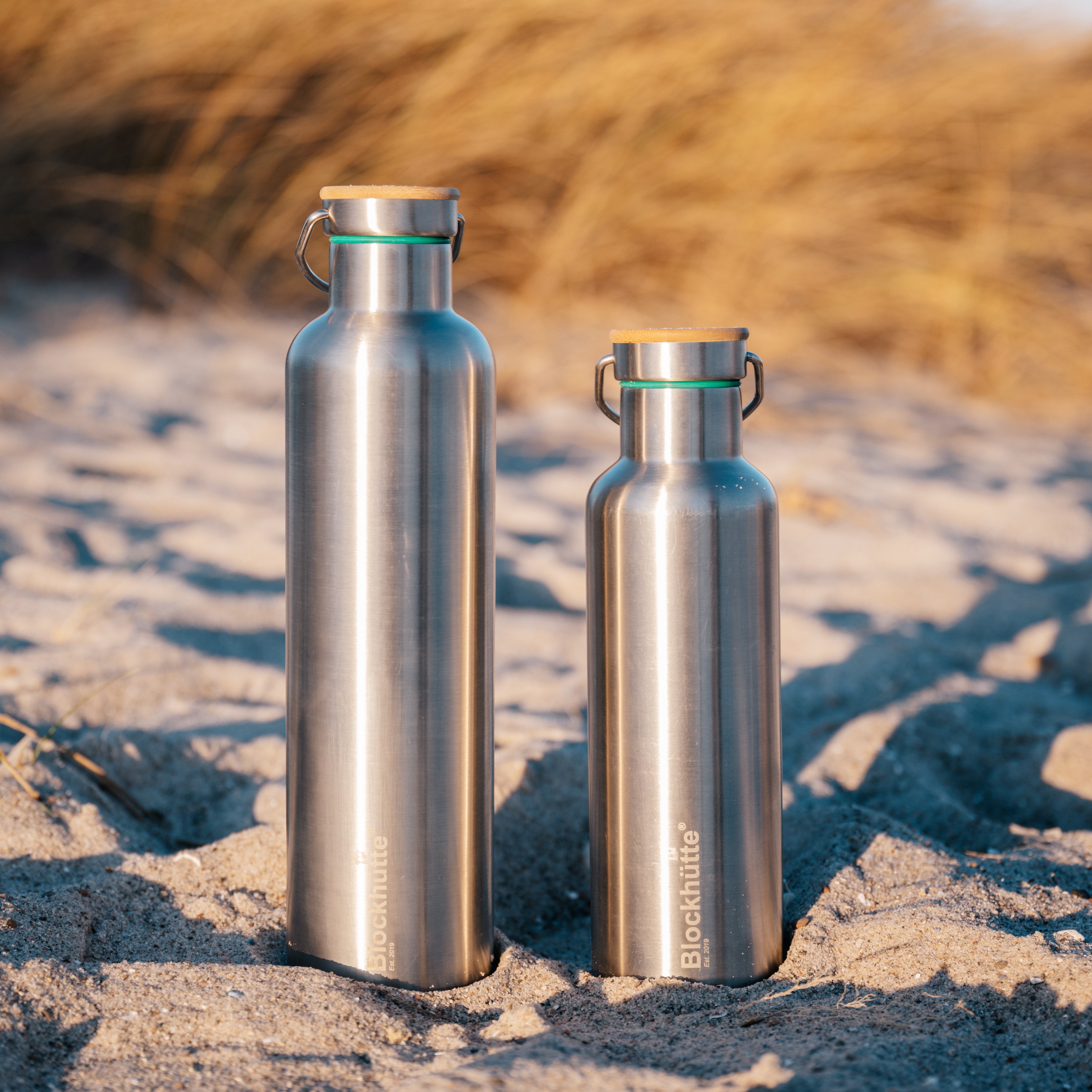 Blockhuette stainless steel water bottles in comparison onthe beach