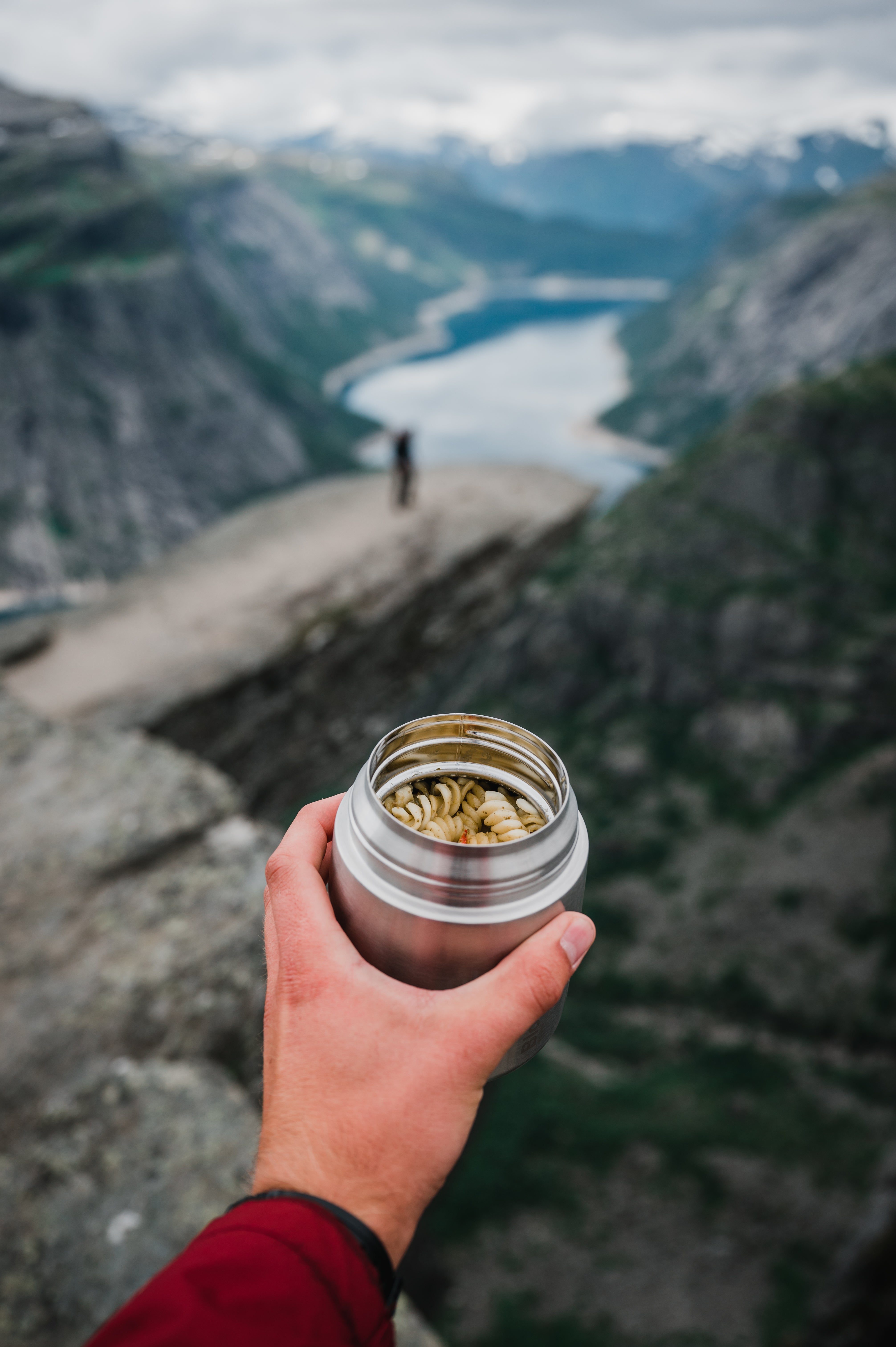 Blockhuette insulated food jar filled with pasta in front of a cliff