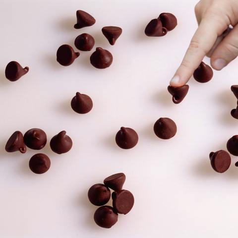 kids_counting_chocolate_chips