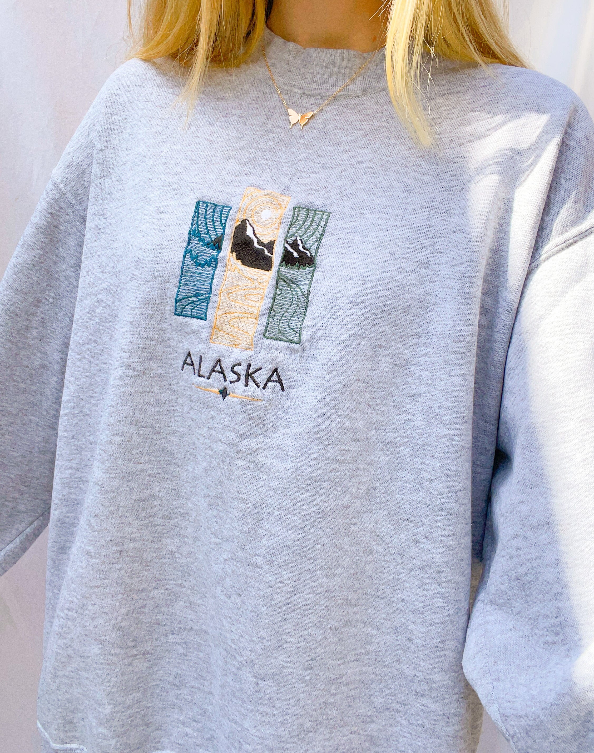 (S/M) Alaska Embroidered Sweatshirt