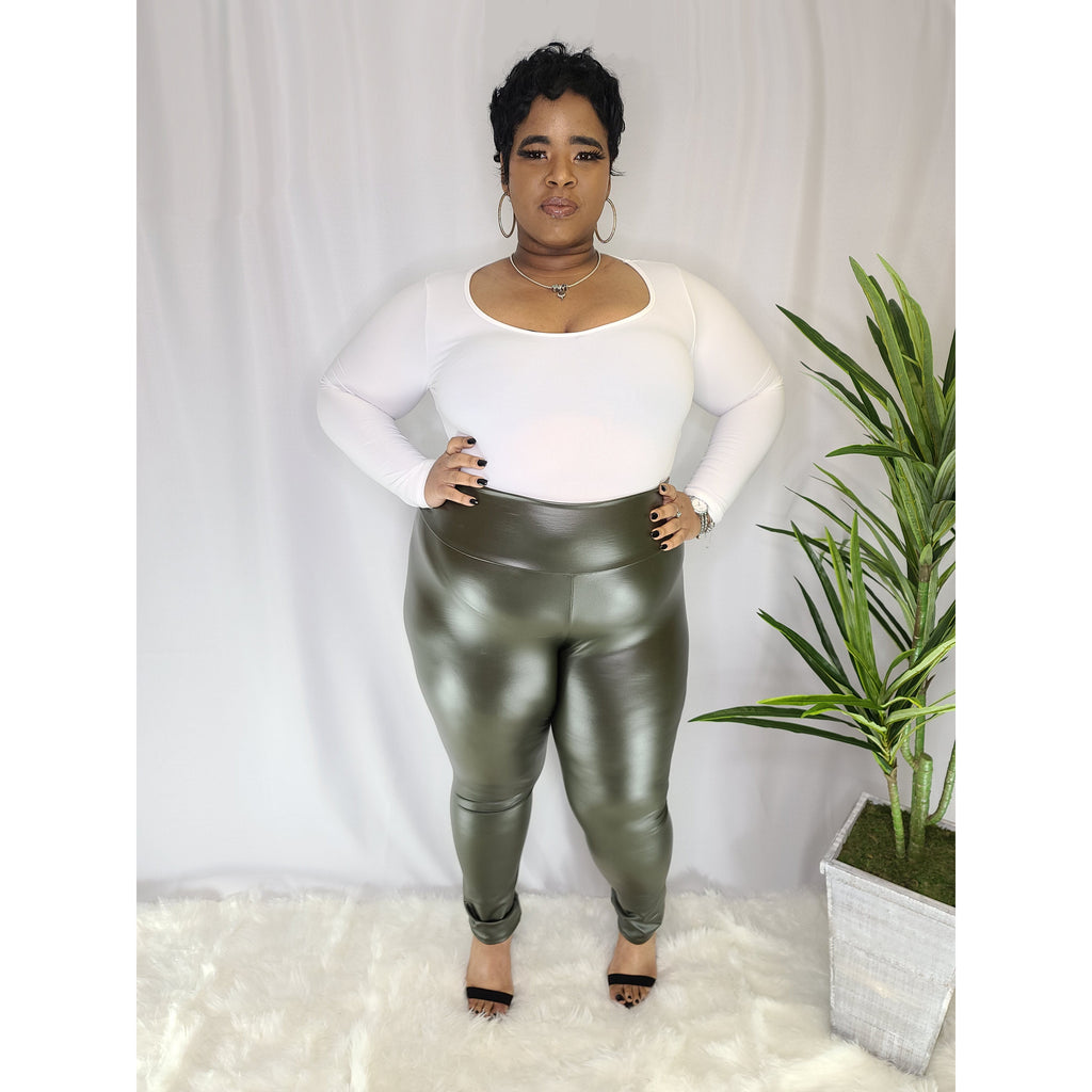 https://cdn.shopify.com/s/files/1/0435/6371/2661/products/curvyleather-olive1_1024x.jpg?v=1643822317