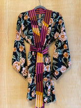 Carregar imagem no visualizador da galeria, kimono CURTO floral preto
