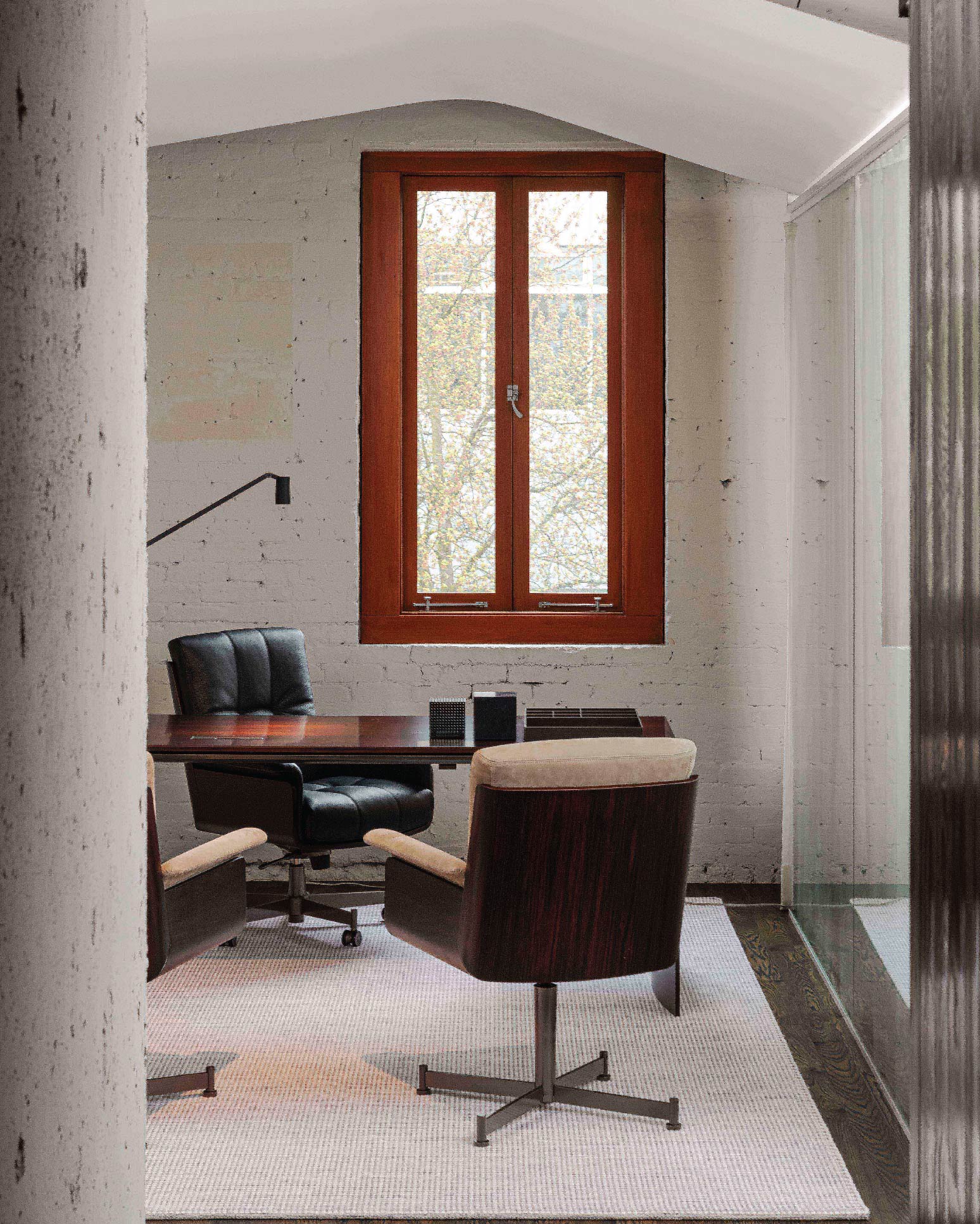 The first official work chair from Minotti – Daiki Studio and the Linha Studio desk designed by Marcio Kogan / studio mk27.