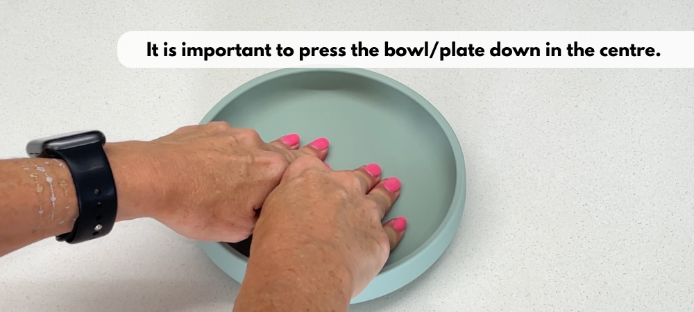 Para una buena succión, es importante presionar el recipiente/plato hacia abajo en el centro.