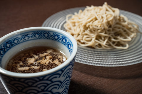 〆のお蕎麦は鴨鍋のつけ汁でお召し上がりください。