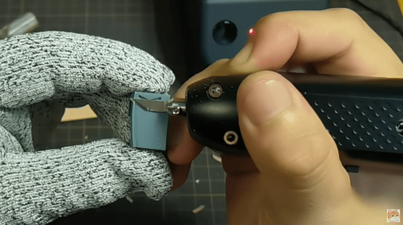 ソニック セイバーを使用して 3D プリント樹脂モデルの象の足を除去する
