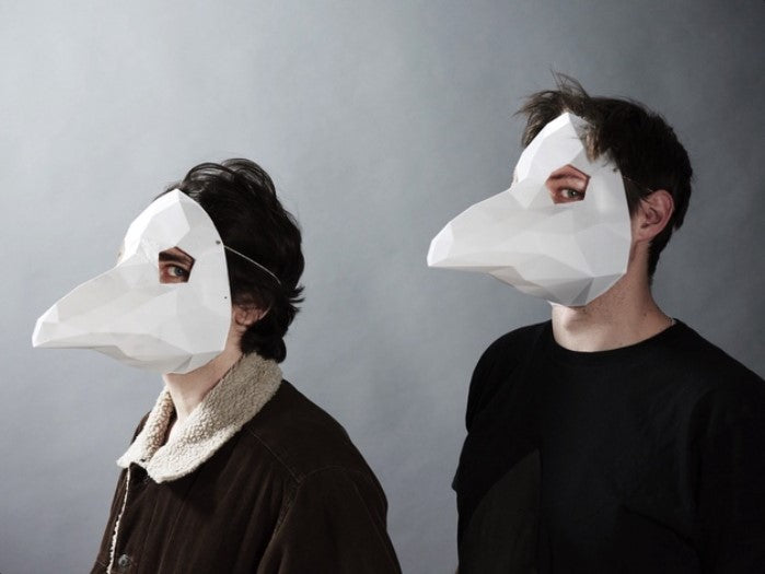 3Dプリントされたペストドクターマスクをかぶった2人の男性