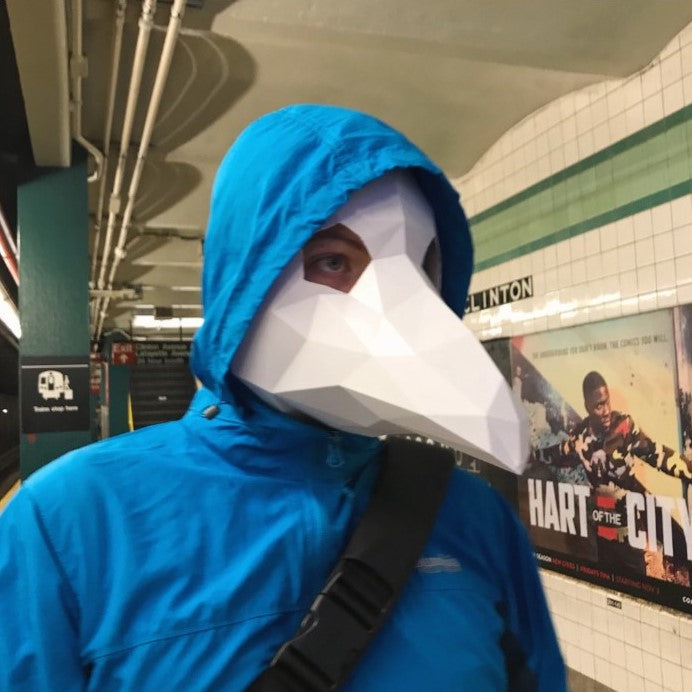 地下鉄で3Dプリントされたペスト医師のマスクをかぶった男性。