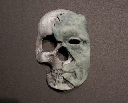 3D プリントされたハロウィーン用の朽ちるマスク。