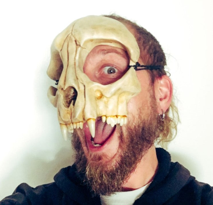 ハロウィーン用に 3D プリントされた猫の頭蓋骨のマスクをかぶった男性。