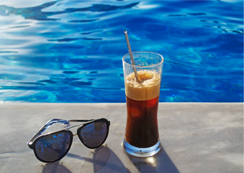 café glacé lunette de soleil piscine