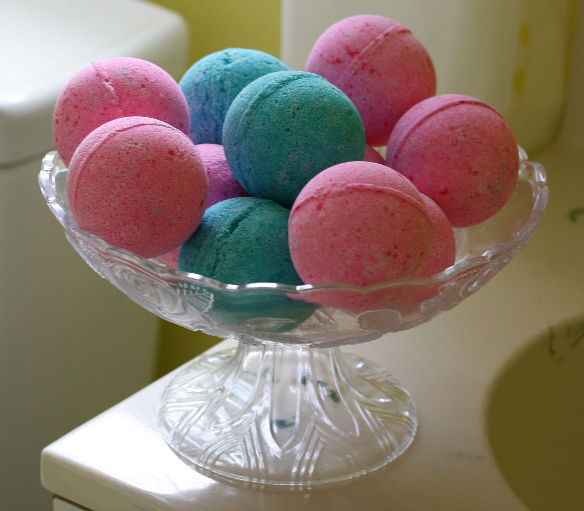 lush relaxing bath bomb