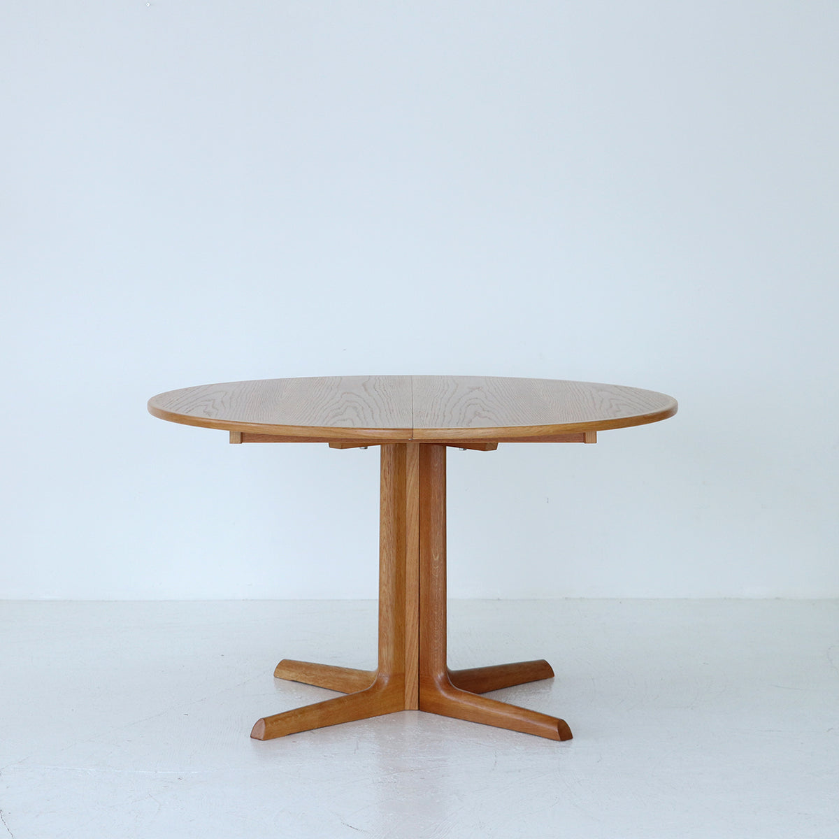 Round dining table / Gudme Mobelfabrik – FILM