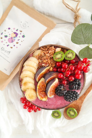 Açai berry smoothie bowl gemaakt met Fairy Superfoods Açai poeder