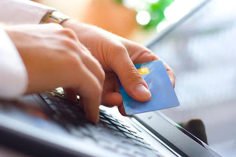 Persona comprando online con su tarjeta de credito