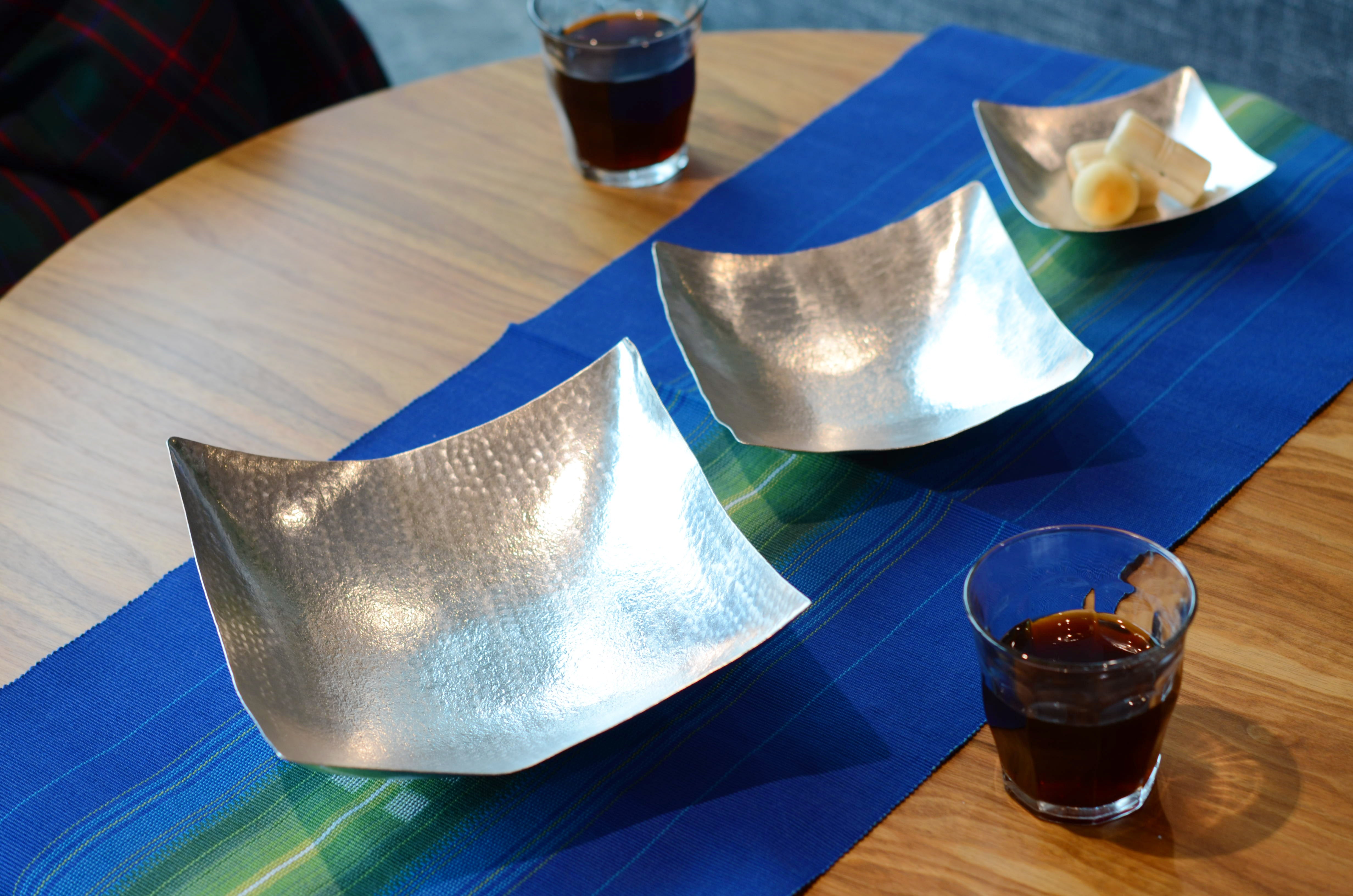 Bendable tin dishes