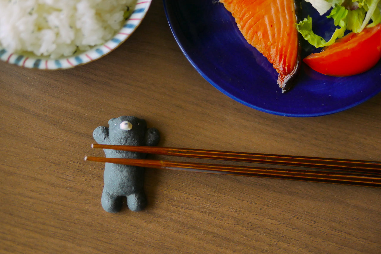 可愛的熊筷子休息