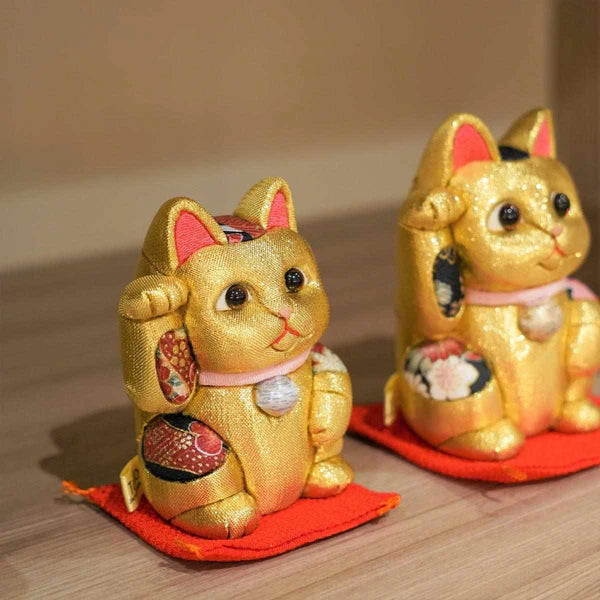 golden maneki neko Japanese feng shui