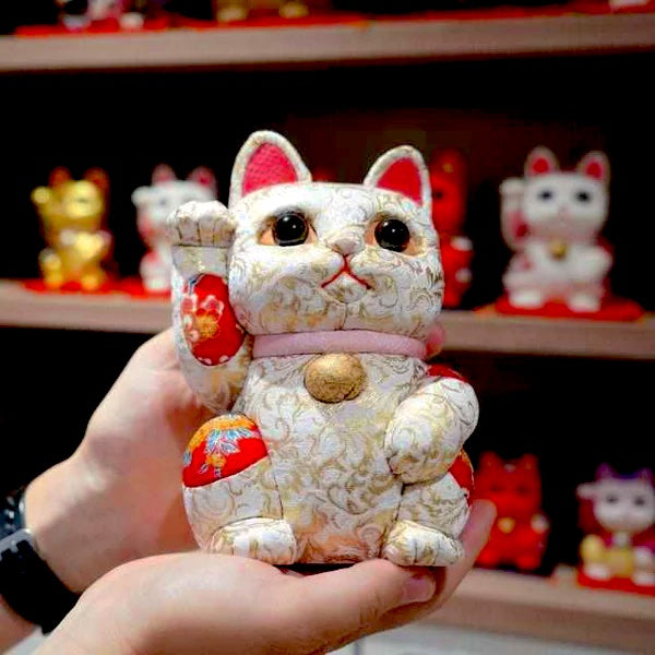 Japanese Crafts: The Complete Guide to Maneki Neko (Japanese Lucky