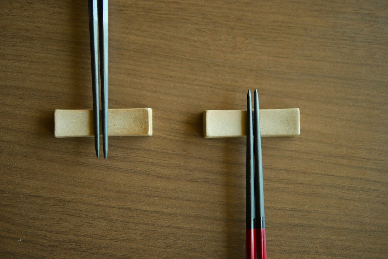 opposing chopstick rests