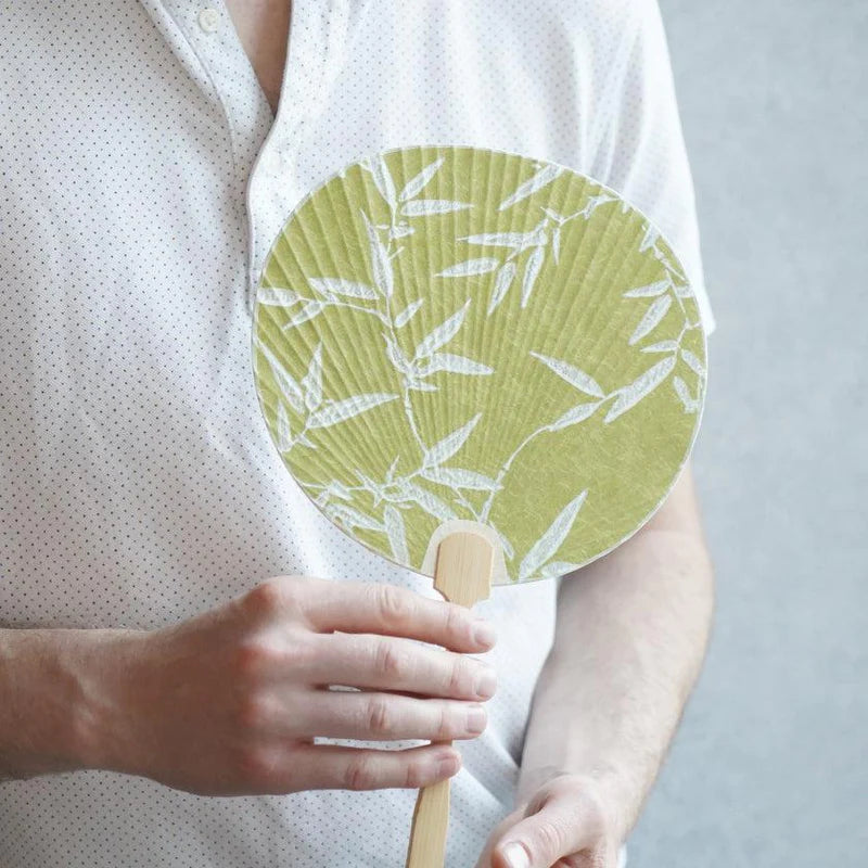 using a Japanese uchiwa fan