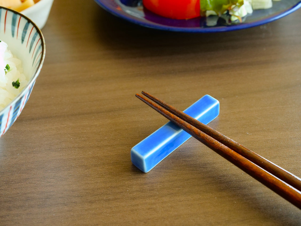 使用藍色筷子休息