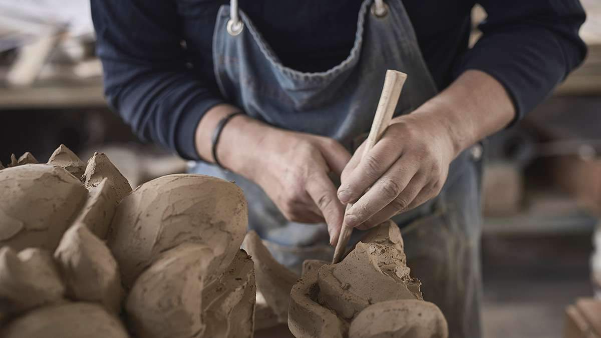 鬼瓦家守 (新東) 室内に飾る笑鬼瓦：山下敦【三州鬼瓦】 ｜ARTISAN