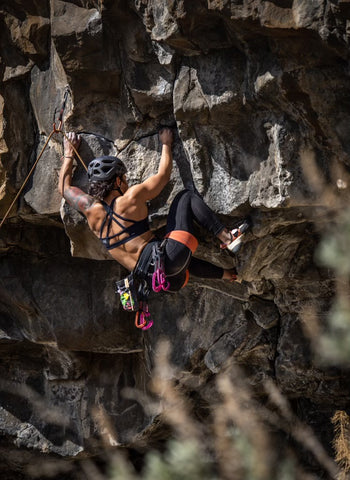 Maiza Lima rock climbing