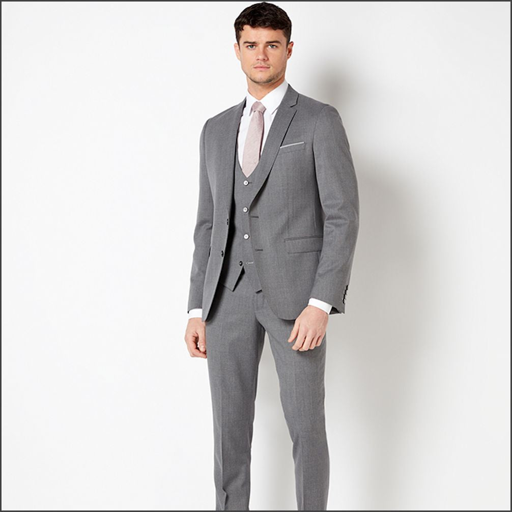 Fit match suit. Базиони мужской костюм тройка. Серый классический костюм. Серый классический костюм мужской. Серый строгий костюм.