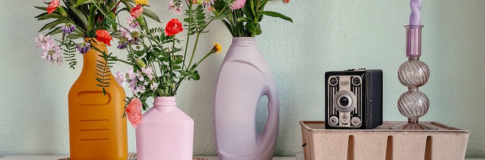 Aus Waschmittelflaschen wurden Blumenvasen upgecycelt