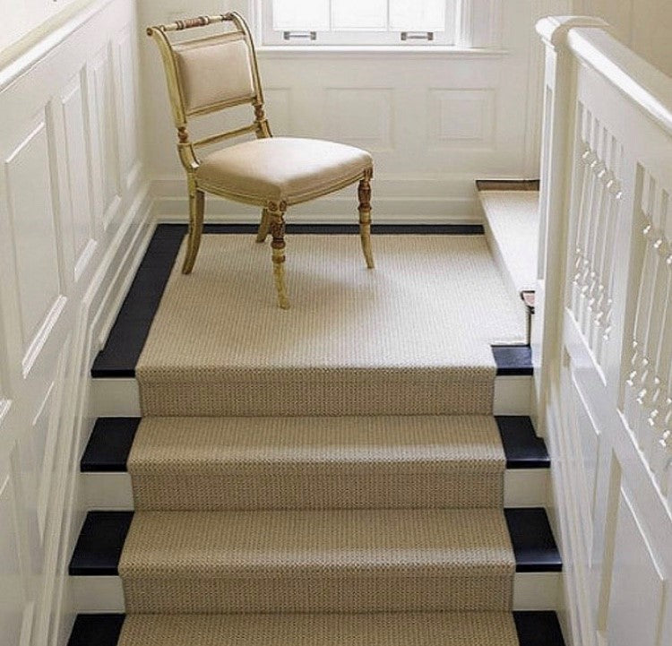 Мягкие ступеньки. Отделка лестницы ковролином. Лестница с ковролином. Лестница отделанная ковролином. Дорожка на лестницу.