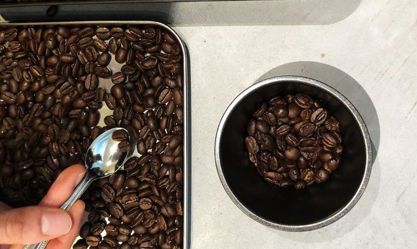 未成熟豆や割れたり欠けたりしたコーヒー豆は、丁寧にハンドピック。いわゆる欠点豆が極めて少ないスペシャルティコーヒーですが、さらに雑味を減らすために、焙煎後にもハンドピックを行い欠点豆を減らします。