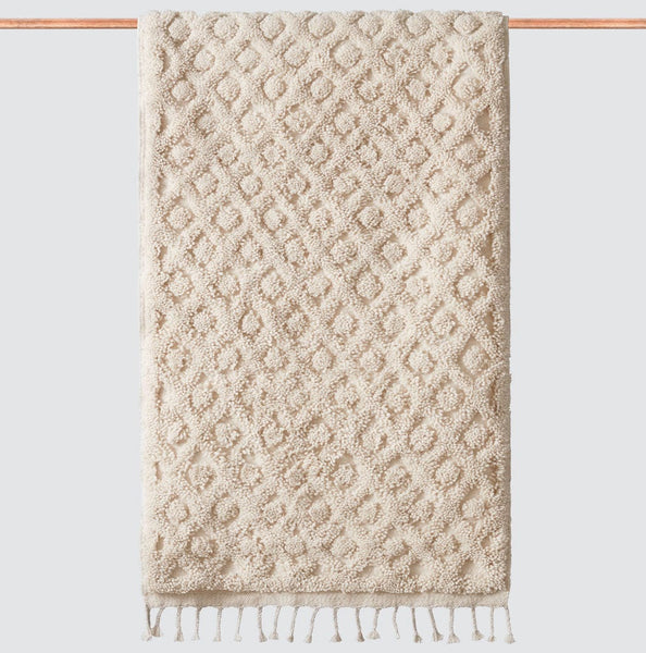 https://cdn.shopify.com/s/files/1/0438/1069/products/Leena_Accent_Rug_1_600x600.jpg?v=1656109843