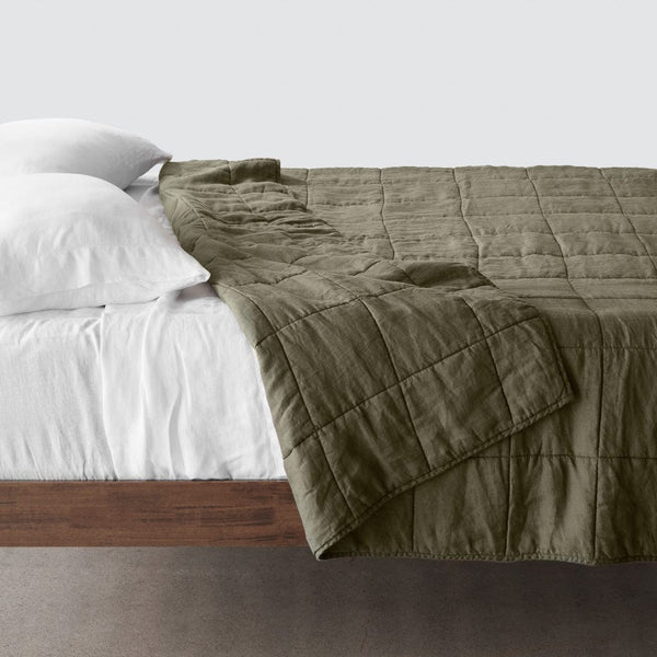 https://cdn.shopify.com/s/files/1/0438/1069/products/Stonewashed_Linen_Quilt_Olive_1_600x600.jpg?v=1700086833