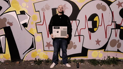 Le beatmaker Hip Hop Nizuk et son sampleur Akai MPC 2000 XL à Paris