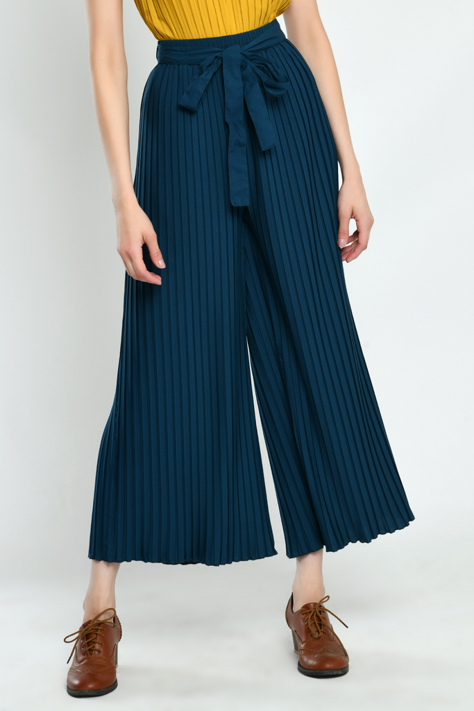Buy online Solid Red Pleated Palazzo Pants from bottom wear for Women by  Chique for ₹2800 at 0% off | 2024 Limeroad.com