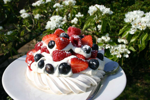 Pavlova with freeze dried fruits