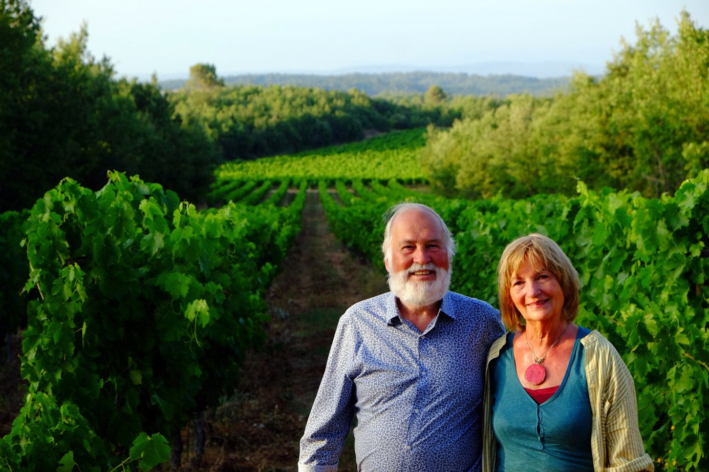 Yvon et Claudine Boisdron dans les vignes du Château Lafoux