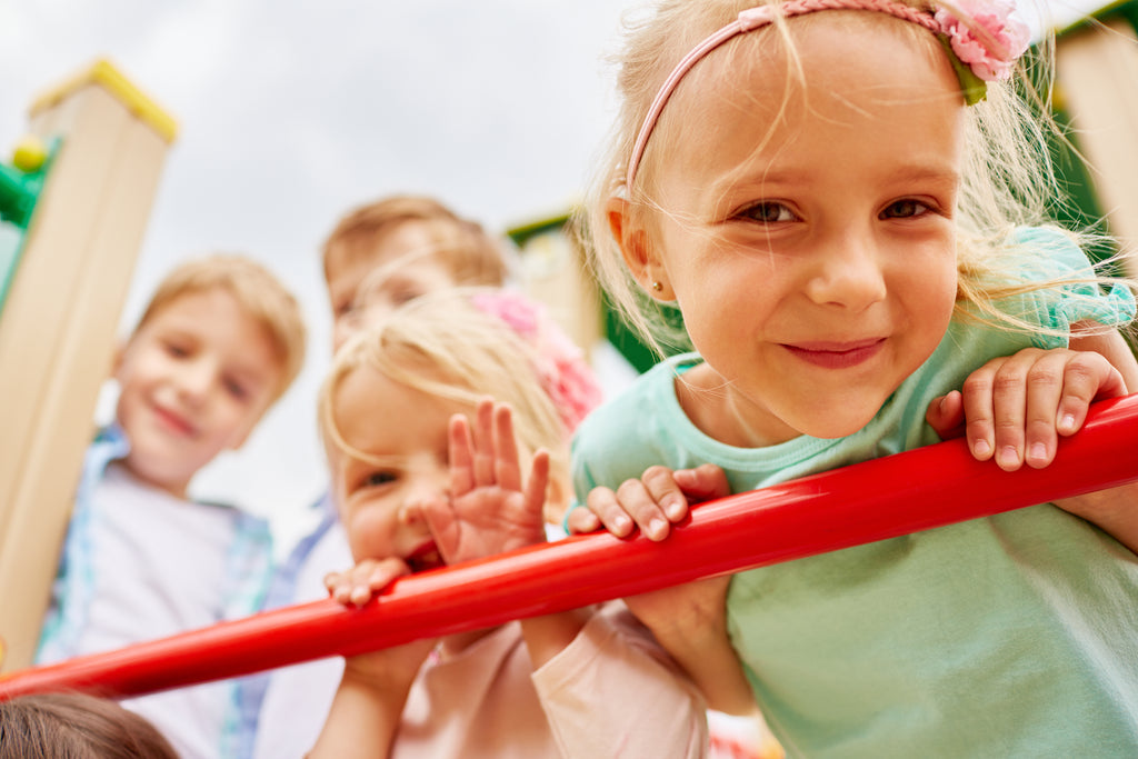 fröhliche Kinder auf einem Spielplatz