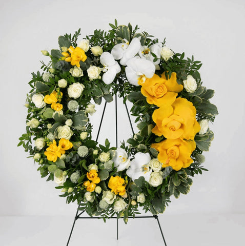 2. Omagiul funerar - coroana funerare trandafiri galbeni si phaleonopsis