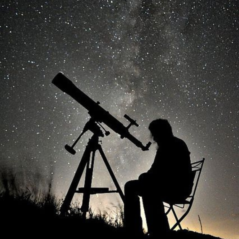 Explora el universo con un telescopio profesional.