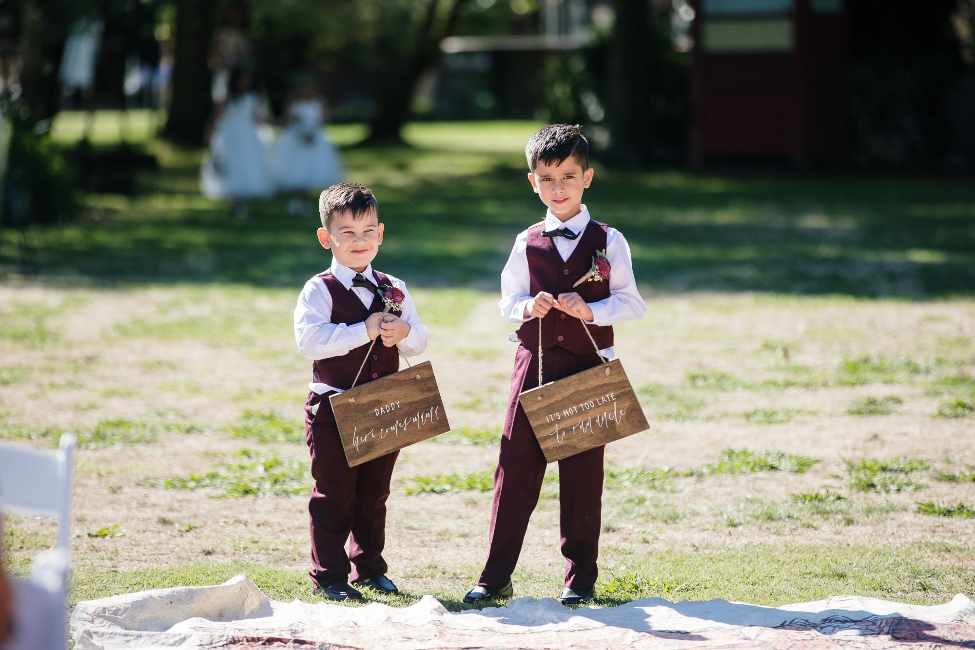 Page Boys with wood signs at Markovina Vineyard Estate | The Paper Gazelle
